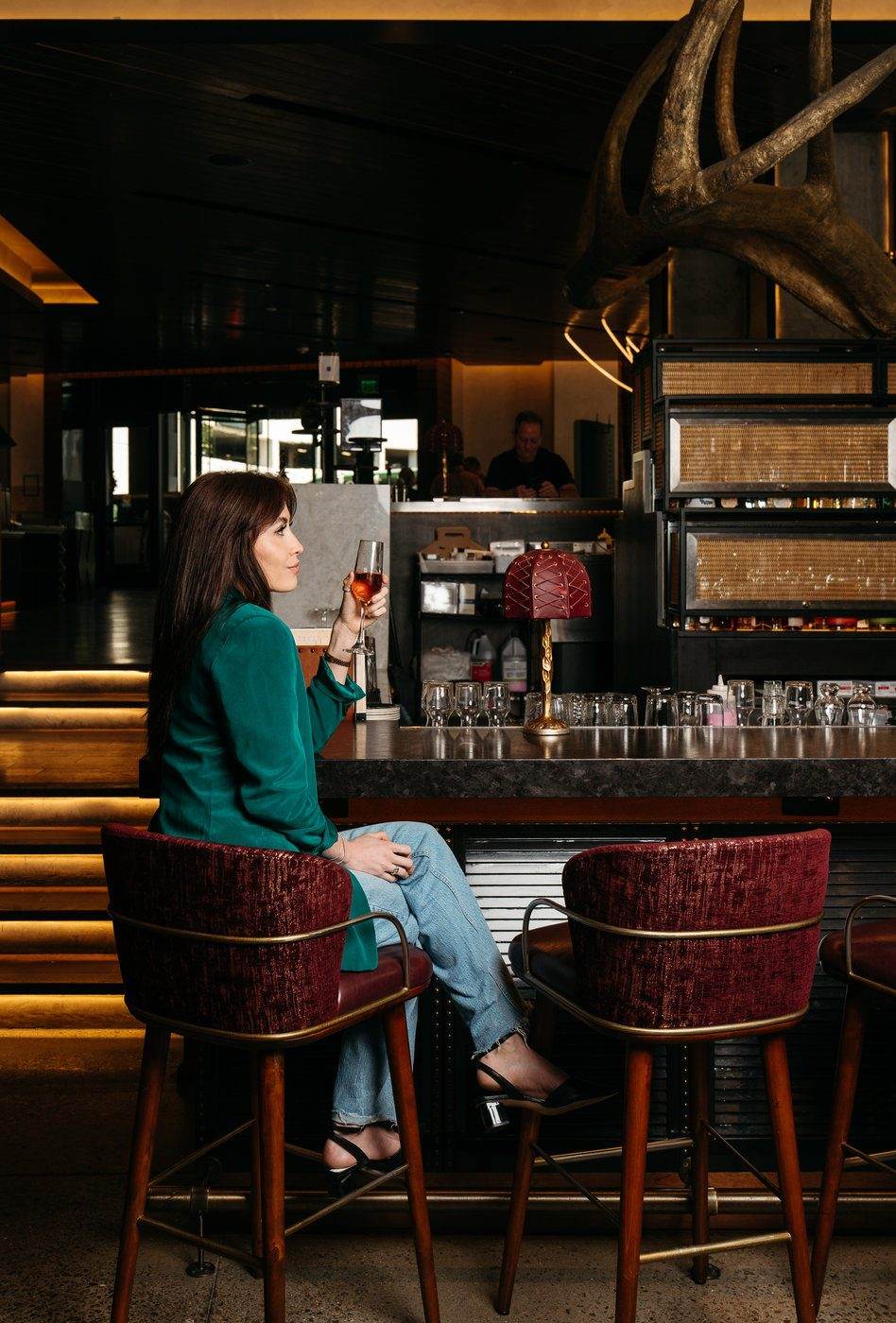 Guest at the bar at Hotel Fraye